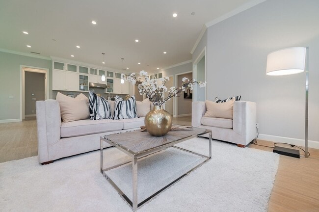 Building Photo - Fully Renovated 2 Bed, 2.5 Bath + Den Single Story Home Available NOW in Eastwood Village in Irvine!