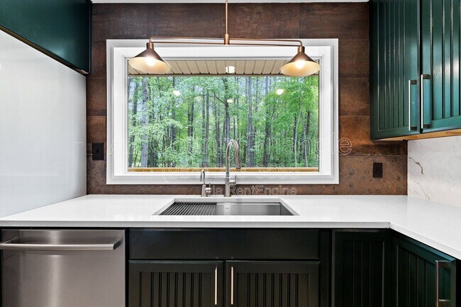 Building Photo - 5105 Pine Dr