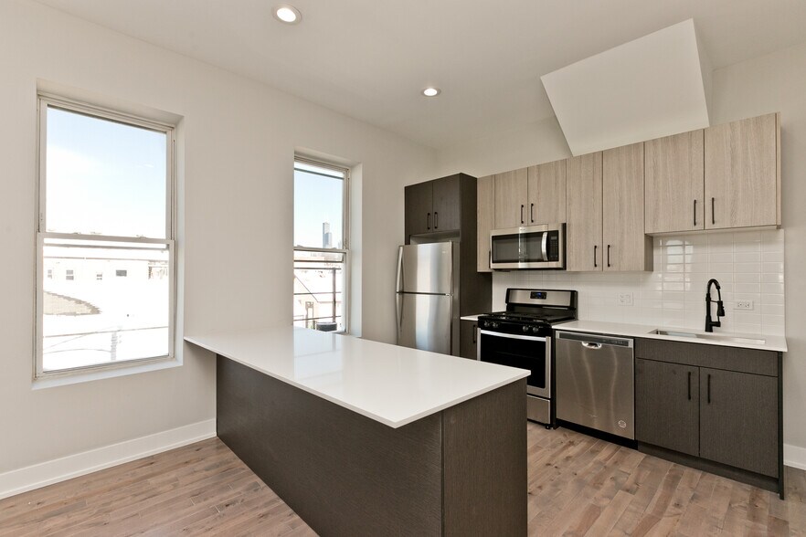 Building Photo - 1926 S May St