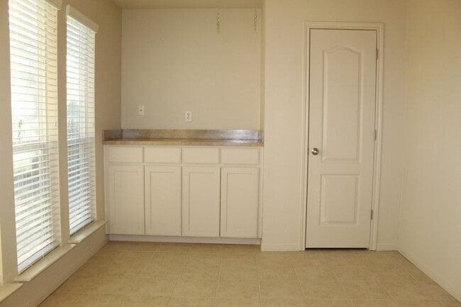 Building Photo - 4 BEDROOM, EASY COMMUTE