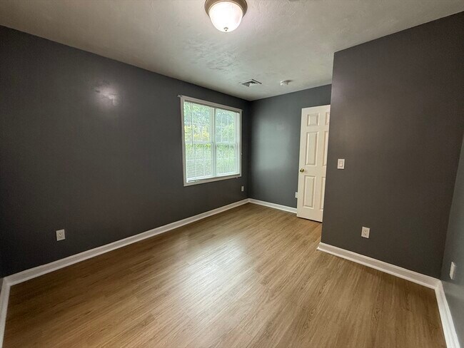 Building Photo - 215 Longmeadow Rd