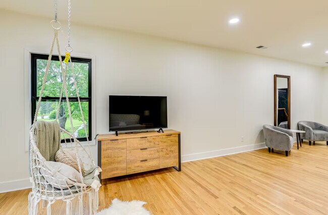 Building Photo - 930 Downey Dr