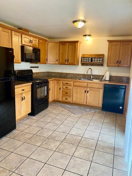 Building Photo - 2311 Oak Dr