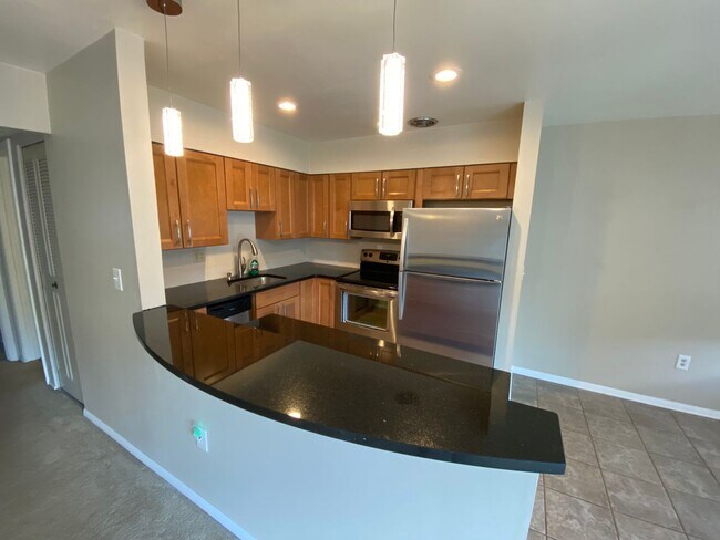 Building Photo - 2 Bedroom Condo with Balcony in a Quiet Building!