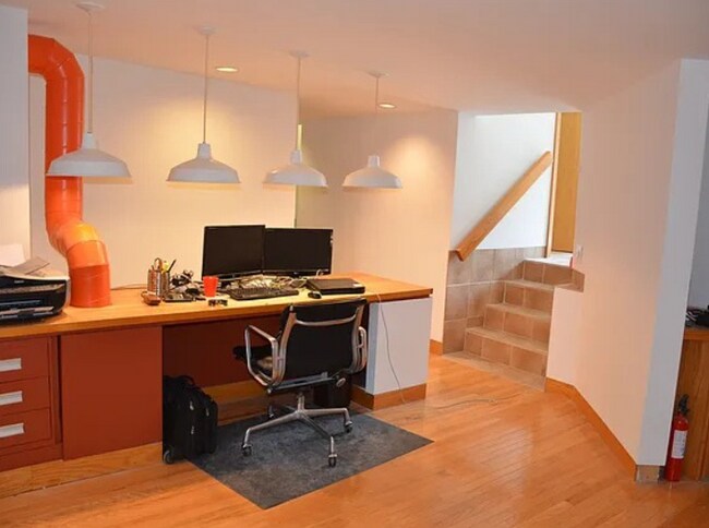 Building Photo - Charming Vintage Second Floor Duplex with In-Unit Laundry in Heart of Oak Park