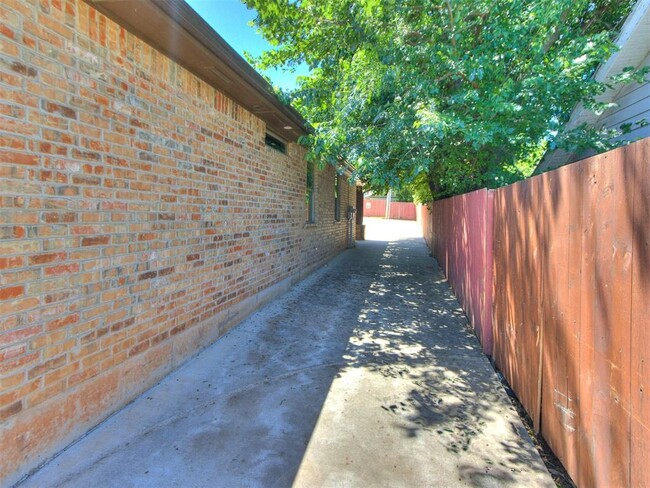 Building Photo - 616 SW 23rd St