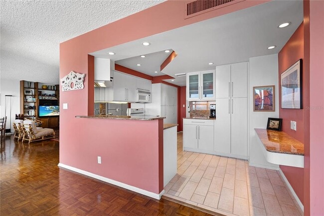 Building Photo - 601 Longboat Club Rd