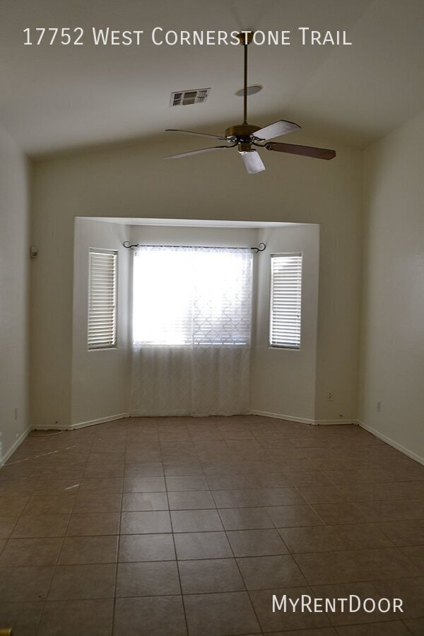 Building Photo - Sweet 3 bedroom with Pool - Feb 1 Availabi...