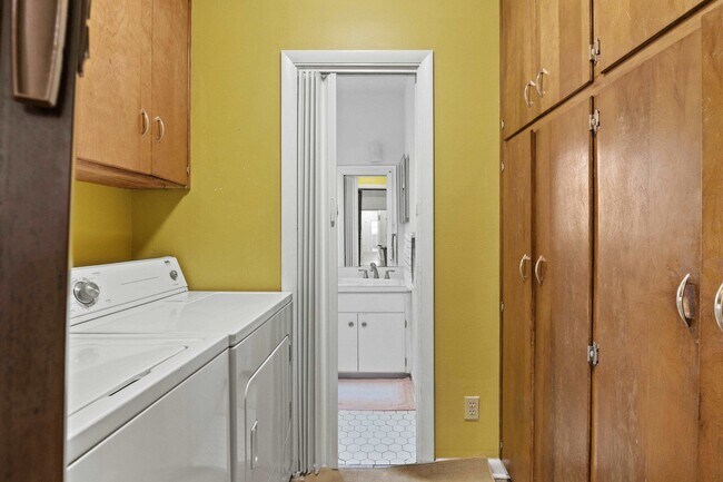 Building Photo - 204 Ruby Hubbard Way