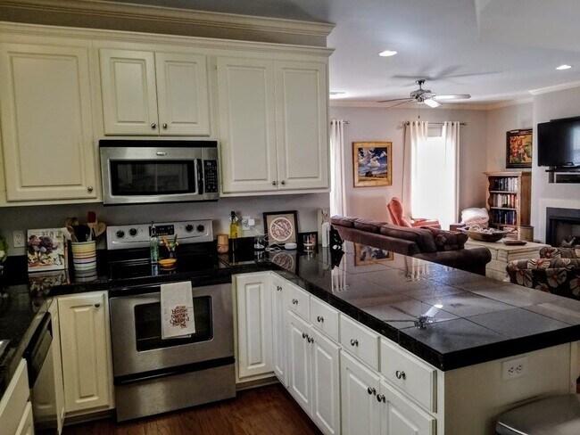 Building Photo - 213 Cherrybark St