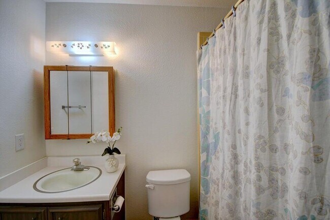Building Photo - 931 Country Club Dr SE