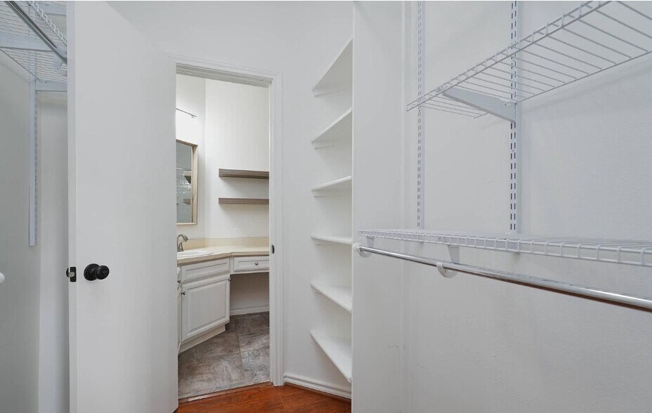 Building Photo - 3922 Penderview Dr