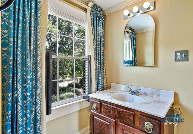 Building Photo - UNIQUE RENTAL HOME ON 1 LANDSCAPED ACRE IN...