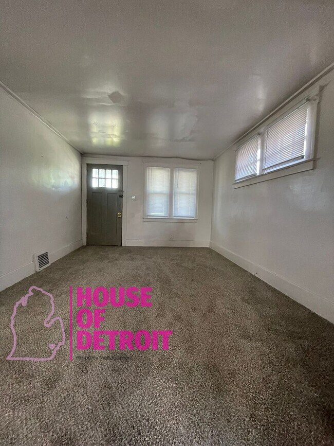 Building Photo - 3 BEDROOM 1 BATH FREE PRE-SCREEN