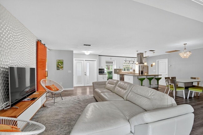 Building Photo - 113 Park Ln E