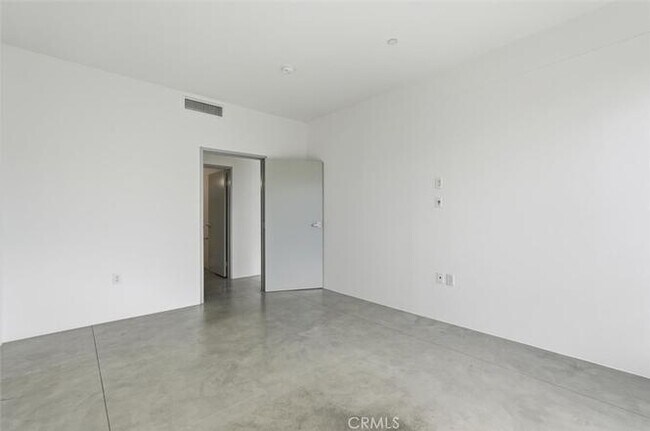 Building Photo - 285 W 6th St