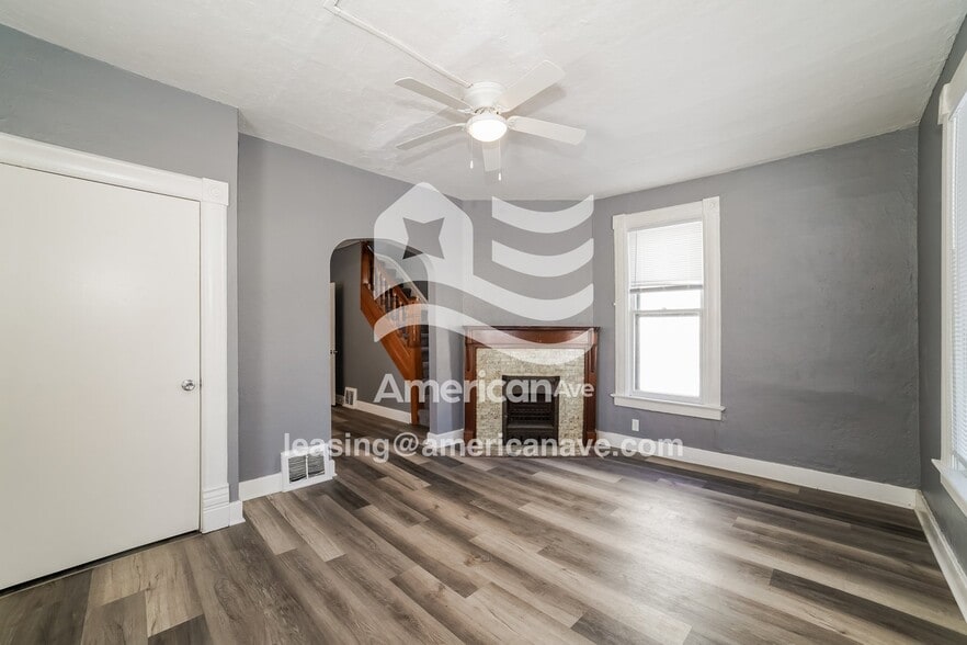 Building Photo - 204 E Thrush Ave