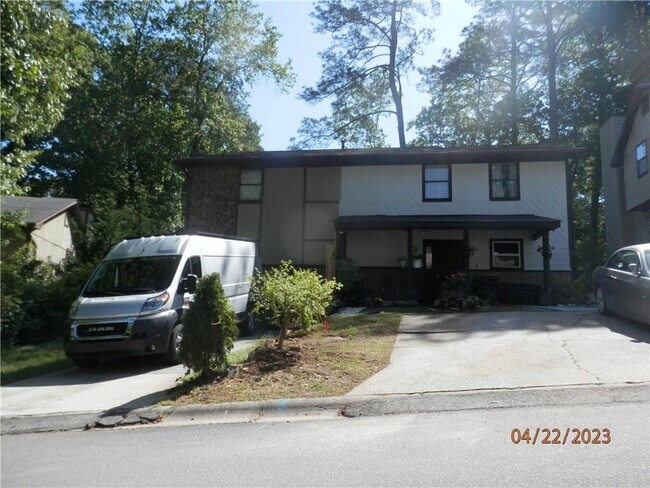 Building Photo - 2571 Park Rd