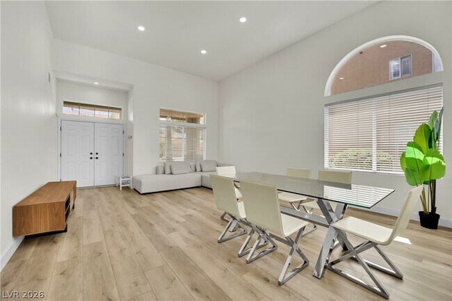Building Photo - 2560 Sundew Ave