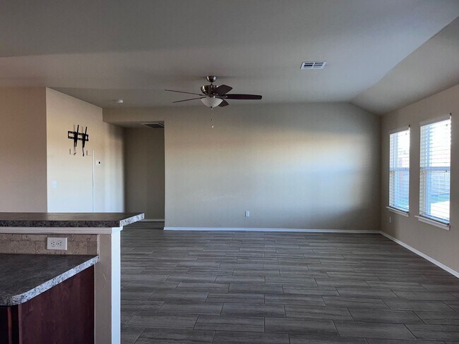 Building Photo - Available now 4 Bed 2 Bath in Mustang!