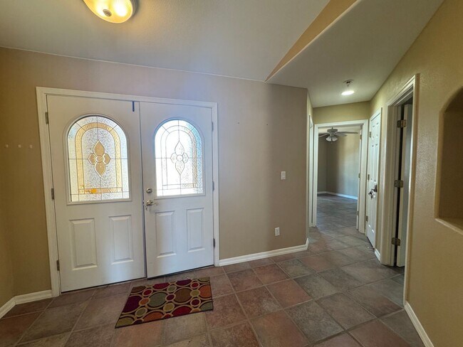 Building Photo - Great spacious home on Huukan Golf Course