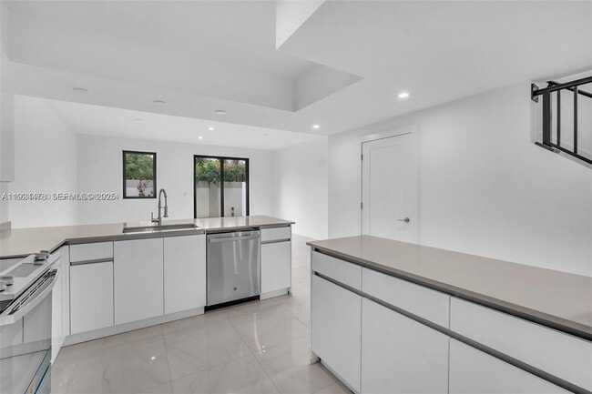 Building Photo - 4181 N Oak Pl