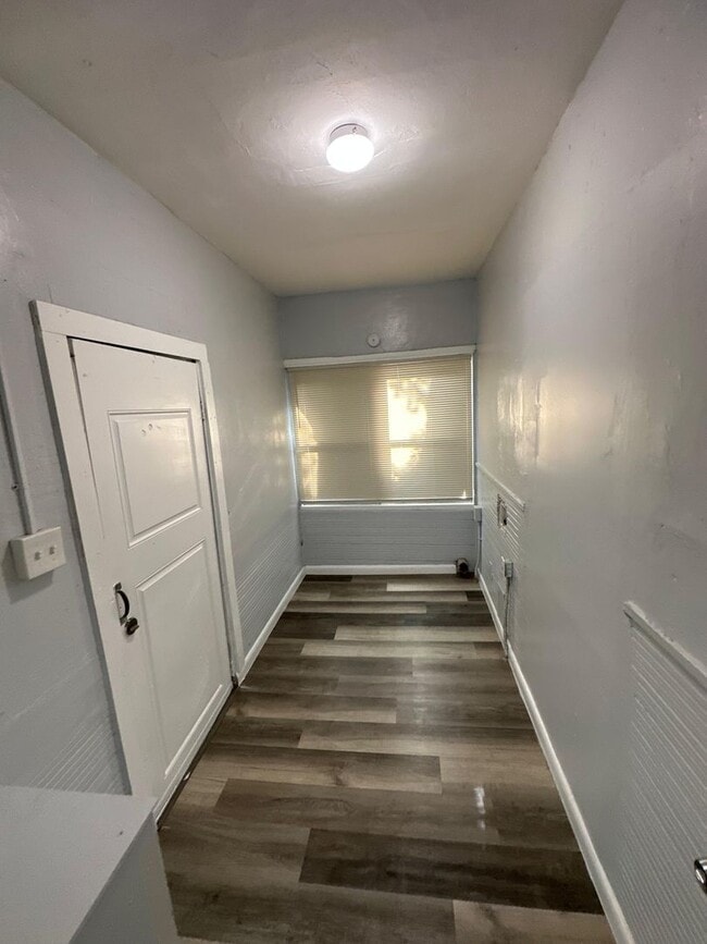 Building Photo - Fully Renovated 2/1 -Single Family Availab...