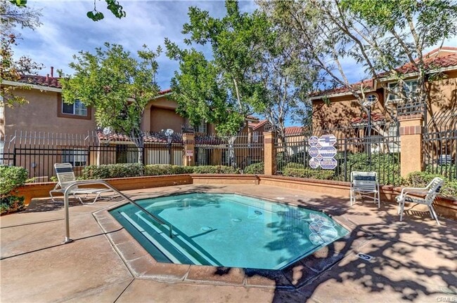 Building Photo - 2 Bed, 2 Bath Upper End Unit in Beautiful ...