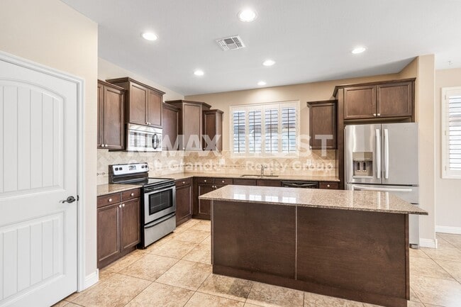Building Photo - Desert Living Done Right: Solar, Pool & Jacuzzi Included
