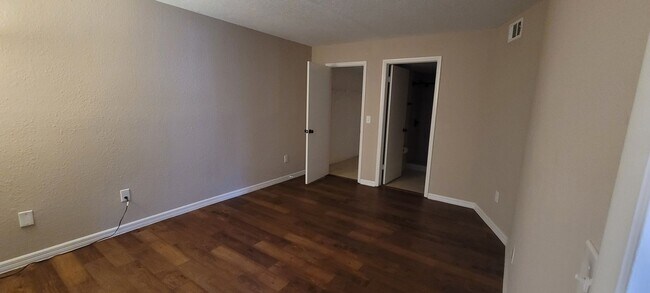 Building Photo - Modern One-Story Ground Floor Condo, Conve...