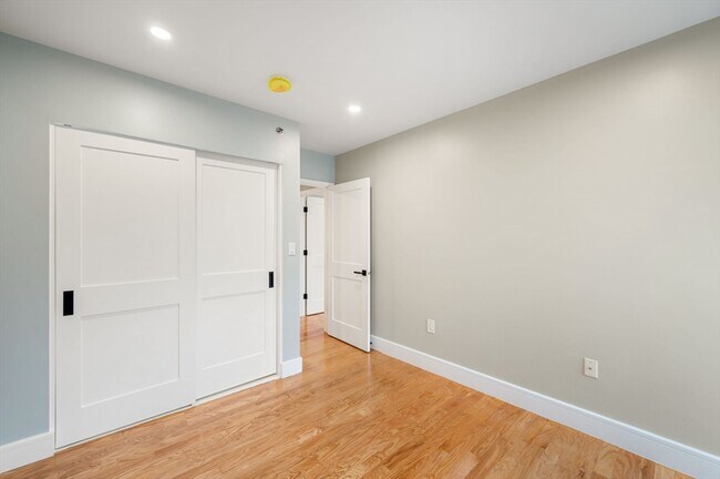 Building Photo - 75-83-83 Cambridge Pkwy