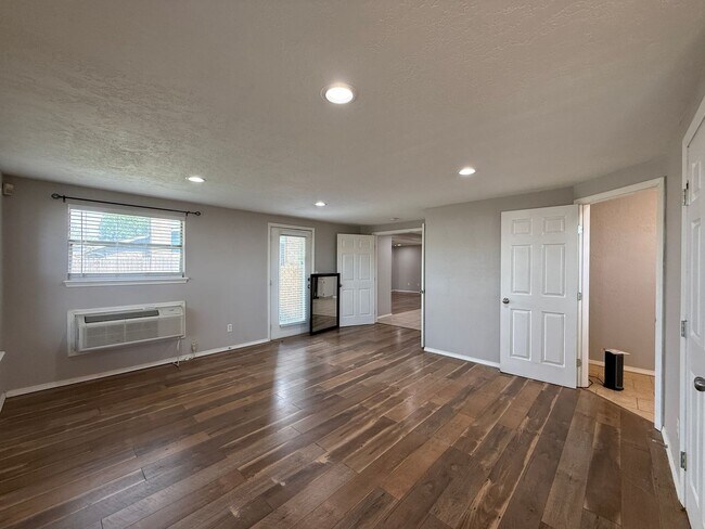 Building Photo - Convenience and Charm Meet! 4 bedroom