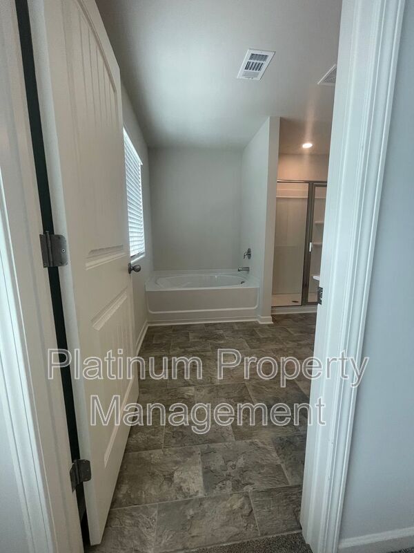 Building Photo - 551 Stoneybrook Dr