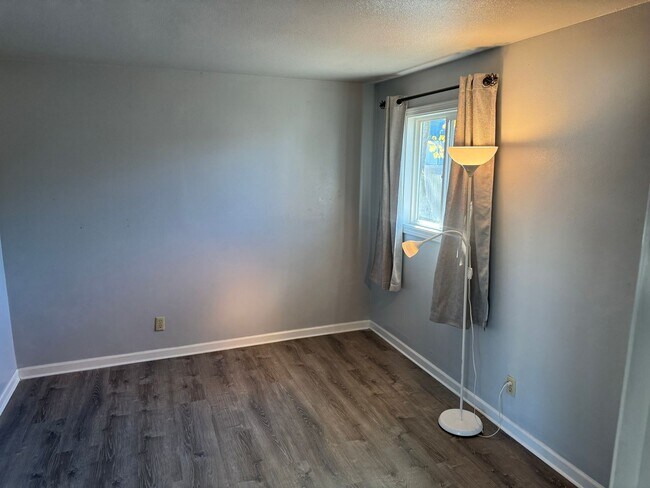 Building Photo - Super cute 2 bedroom, 1 bath house!