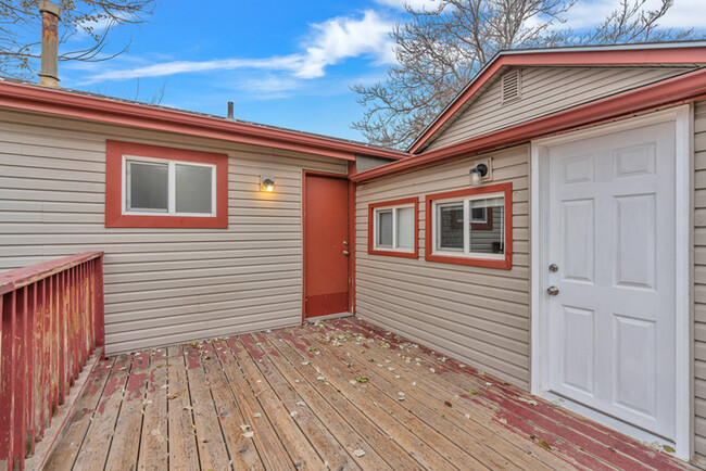 Building Photo - 2 Bed 1 Bath Duplex with fenced in front yard