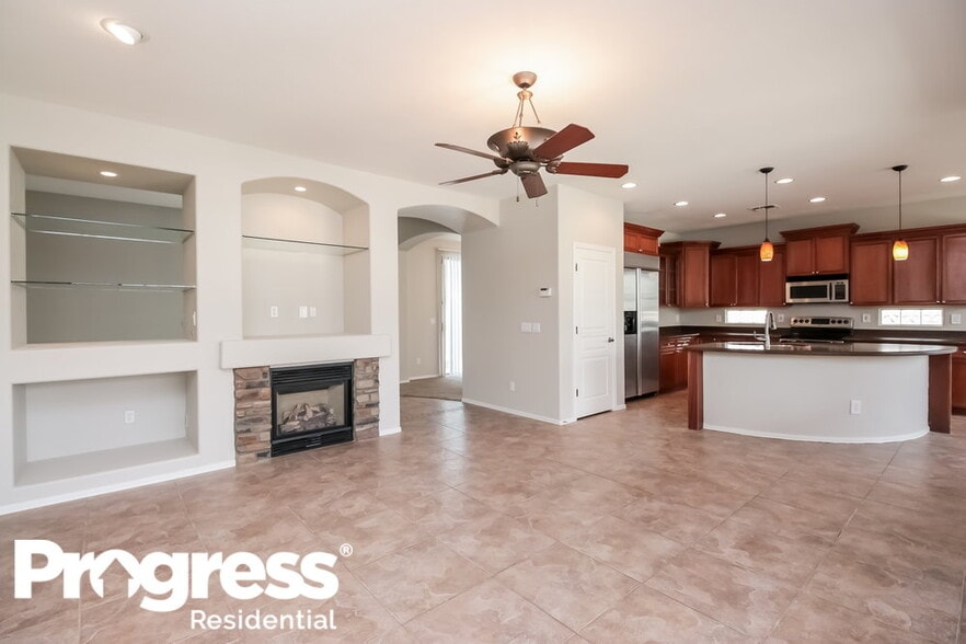 Building Photo - 2221 S Holguin Way