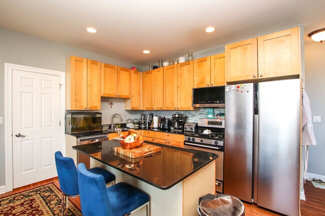 Building Photo - 838 N Racine Ave