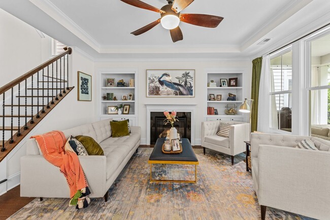 Building Photo - Gorgeous 3 Bedroom Townhome w/ Premium Fin...