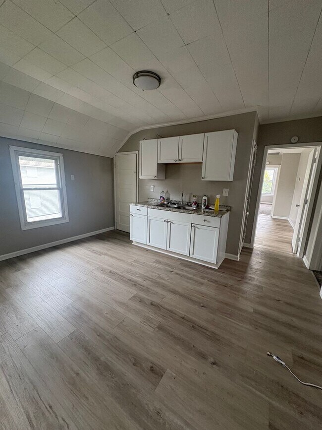 Building Photo - Lawn7100