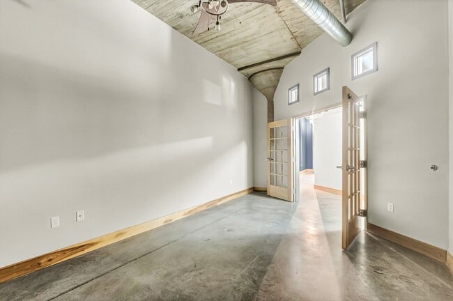 Building Photo - Beautiful 2-bedroom loft with garage parking, and community room with swimming pool!