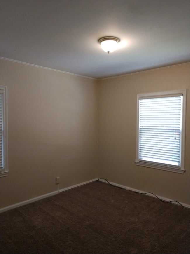 Building Photo - Ciri600 (Duplex) ***