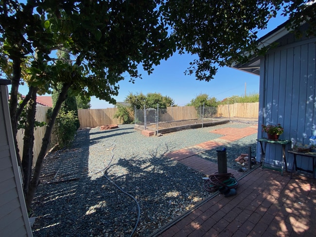 Building Photo - 3530 Lakeview Dr