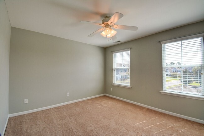 Building Photo - Gorgeous 5 Bedroom Home in Neighborhoods of Holly Ridge