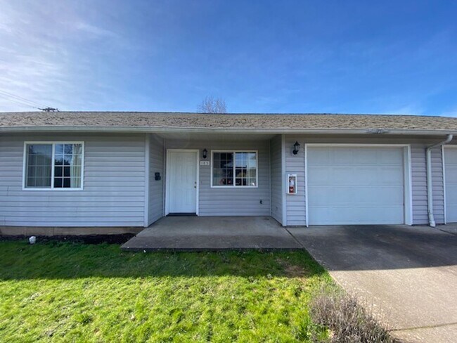 Building Photo - Duplex Close To Downtown!