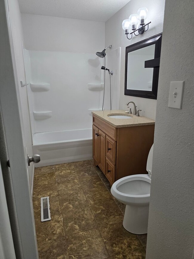 Building Photo - 3 BED 1.5 BATH HOME IN PARK CITY