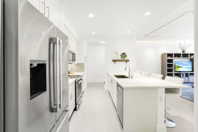 Building Photo - Luxury Living Meets Prime Location! Naples Square 2/2 Condo with Expansive Terrace
