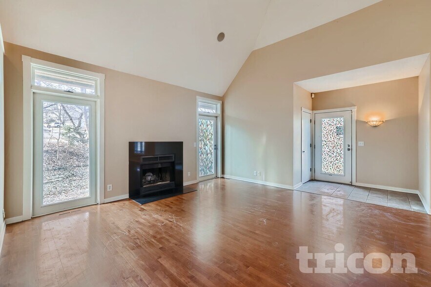 Building Photo - 5 Oak Shore Dr
