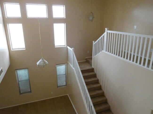 Building Photo - Huge 2700 SFT, Golf-view Community in Villages at Queen Creek!