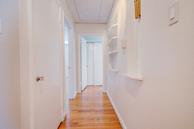 Building Photo - 6307 Kenwood Ave