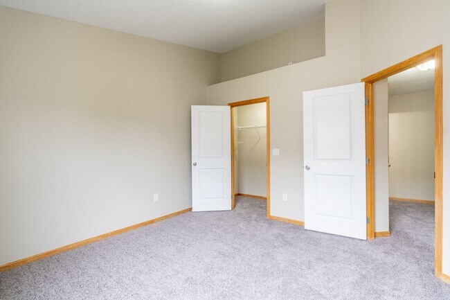 Building Photo - 2 Bedroom 2 Bathroom Town House - End Unit